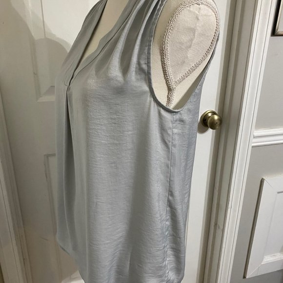 S Alfani Solid Silver/Light Gray Satiny Sleeveless V-Neck Top - Picture 3 of 5
